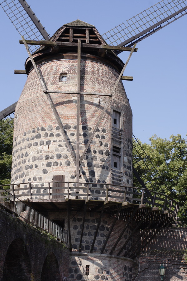Lokation: Deutschland | Nordrhein-Westfalen | Dormagen | Zons Kategorien: Denkmal, Datum: 27.06.2010