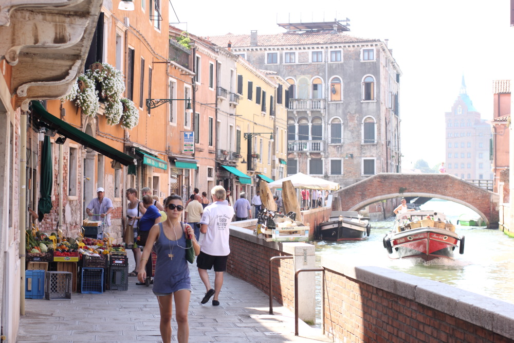 Lokation: Italien | Veneto | Dorsoduro | Sestière di Dorsoduro Kategorien: Markt, Kanal, Datum: 24.08.2011