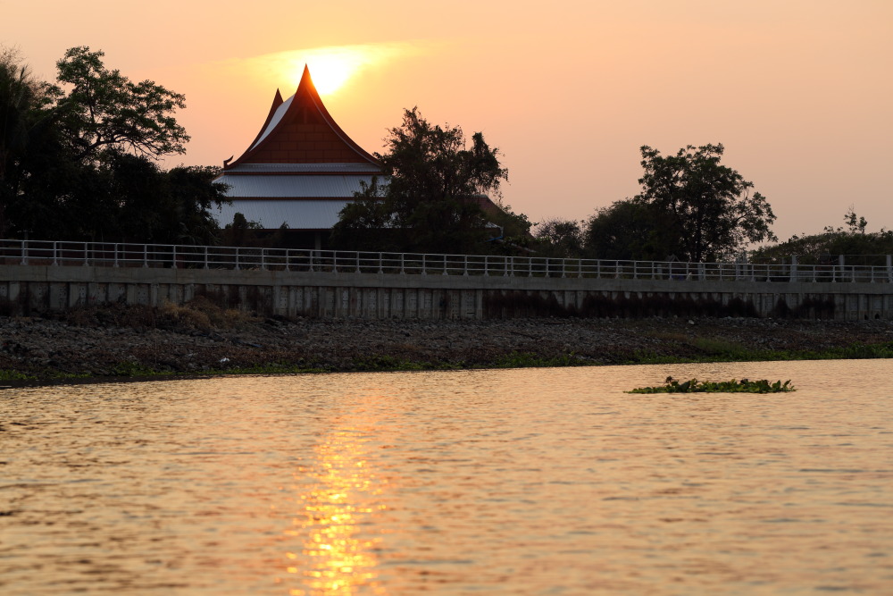 Lokation: Thailand | Nakhon Ratchasima | Phimai | Phimai Kategorien: Sonnenauf-,untergang, Fluss, Tempel, Datum: 24.02.2016