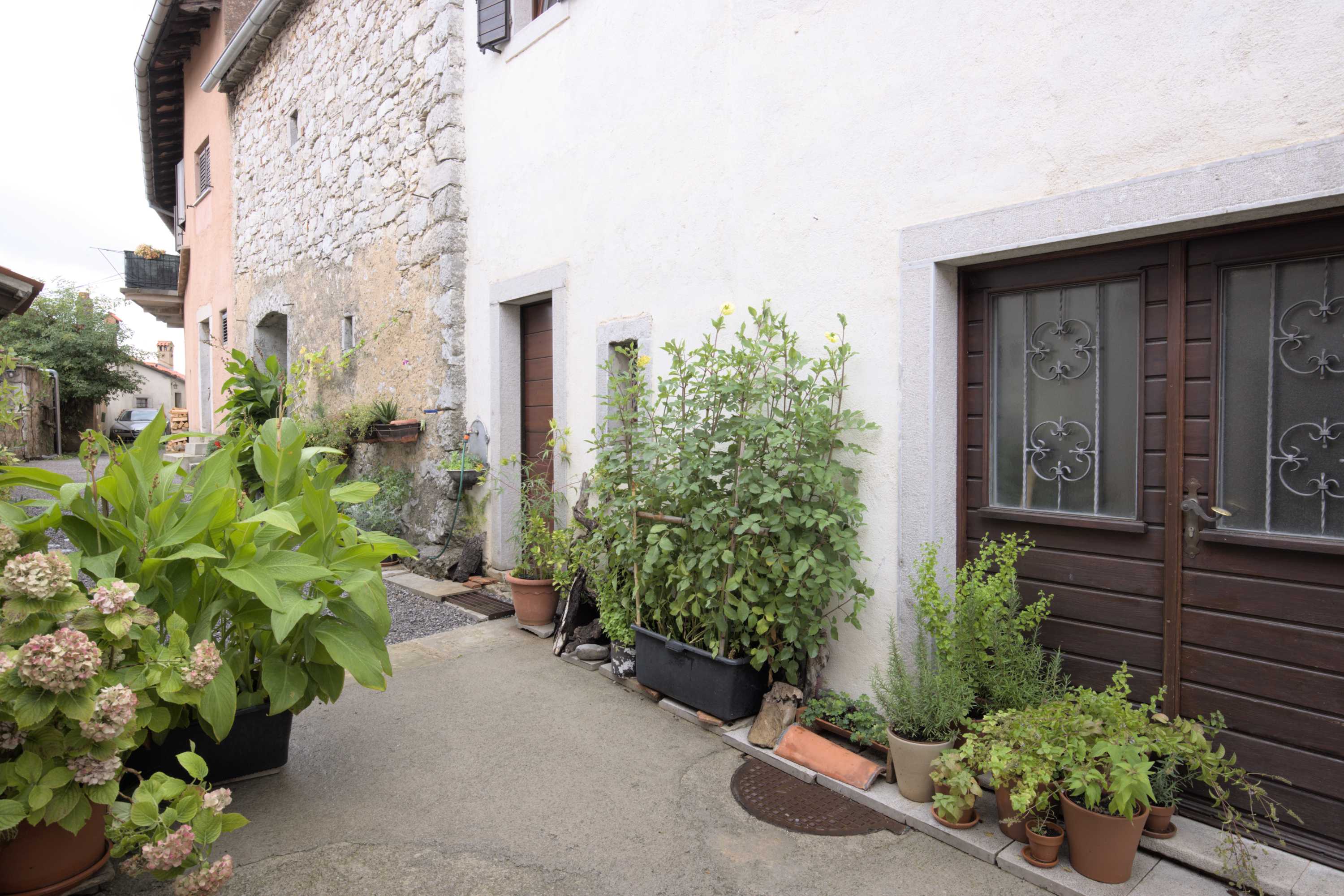 Lokation: Slowenien | Westslowenien | Küsten- und Karstgebiet | Komen Kategorien: Türen, Datum: 15.09.2022