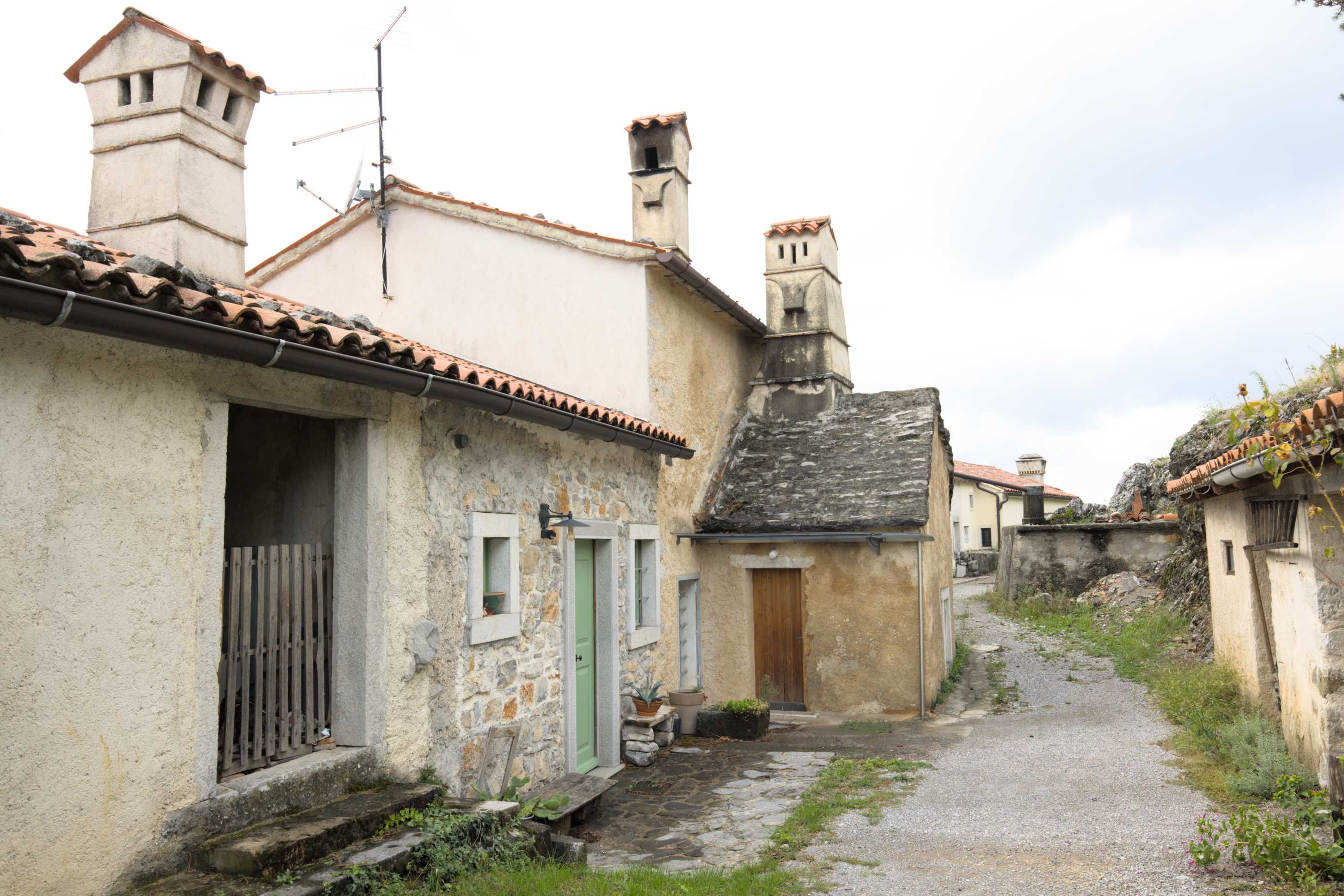 Lokation: Slowenien | Westslowenien | Küsten- und Karstgebiet | Komen Kategorien: Türen, Haus, Datum: 15.09.2022