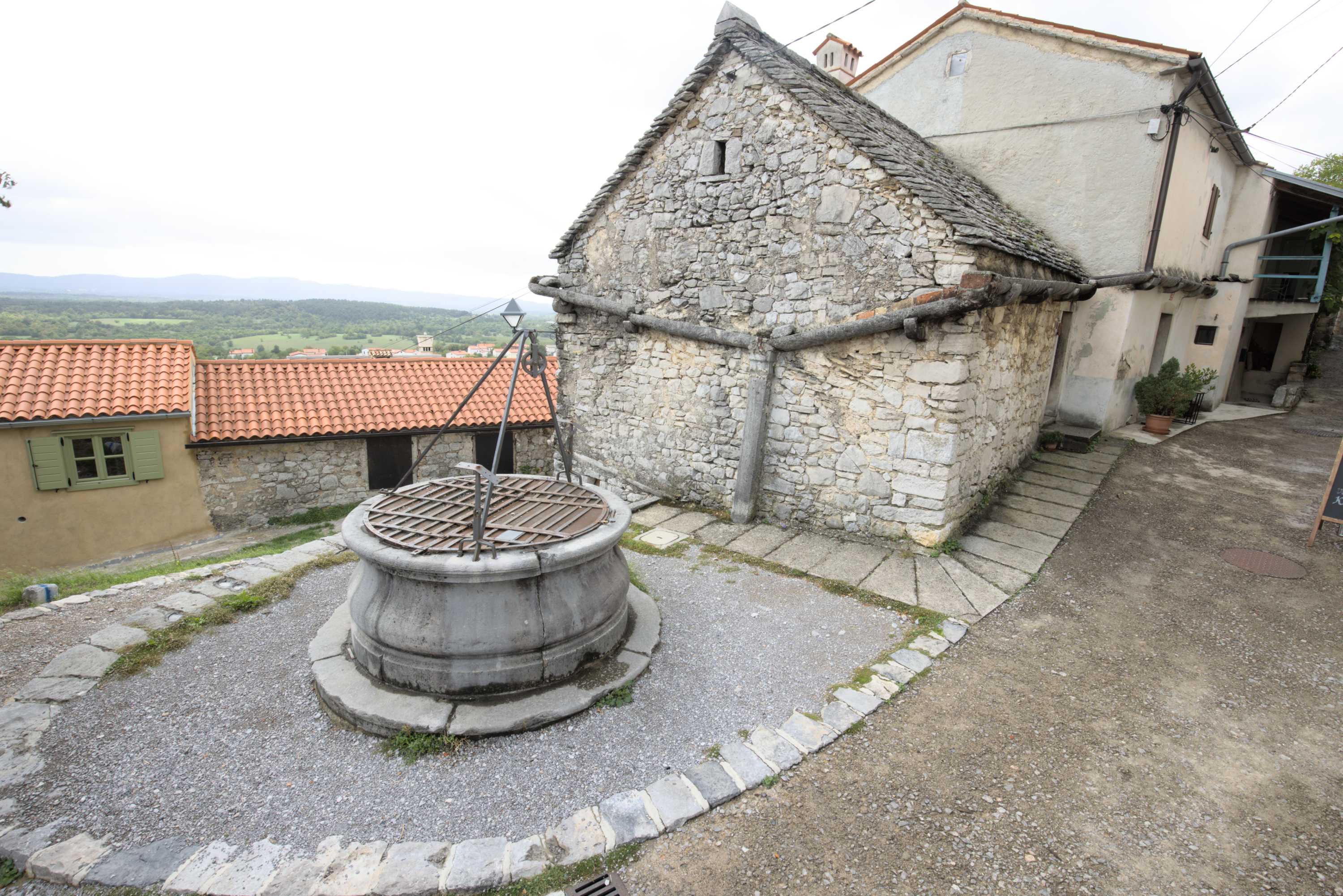 Lokation: Slowenien | Westslowenien | Küsten- und Karstgebiet | Komen Kategorien: Brunnen, Datum: 15.09.2022