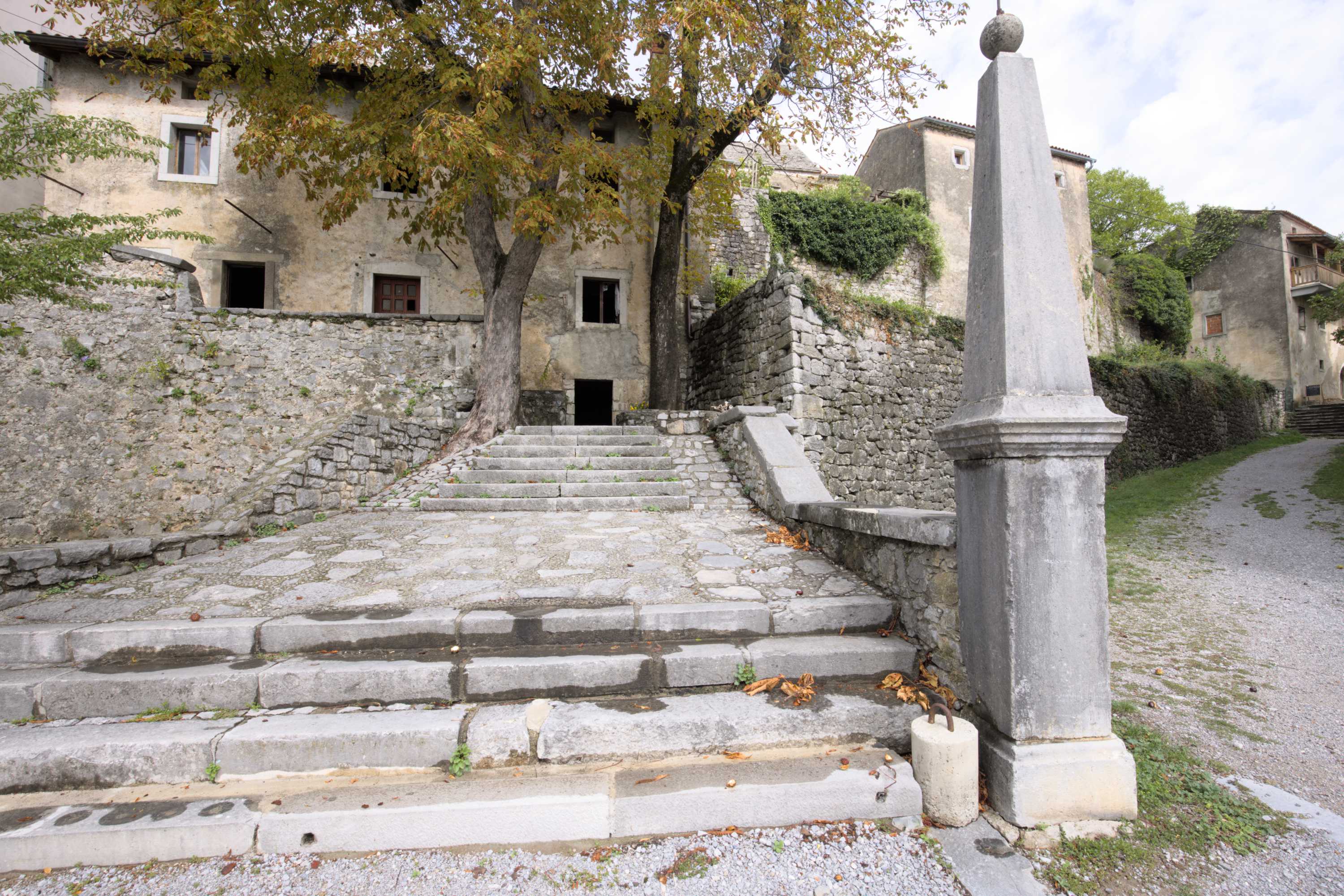 Lokation: Slowenien | Westslowenien | Küsten- und Karstgebiet | Komen Kategorien: Treppen, Datum: 15.09.2022